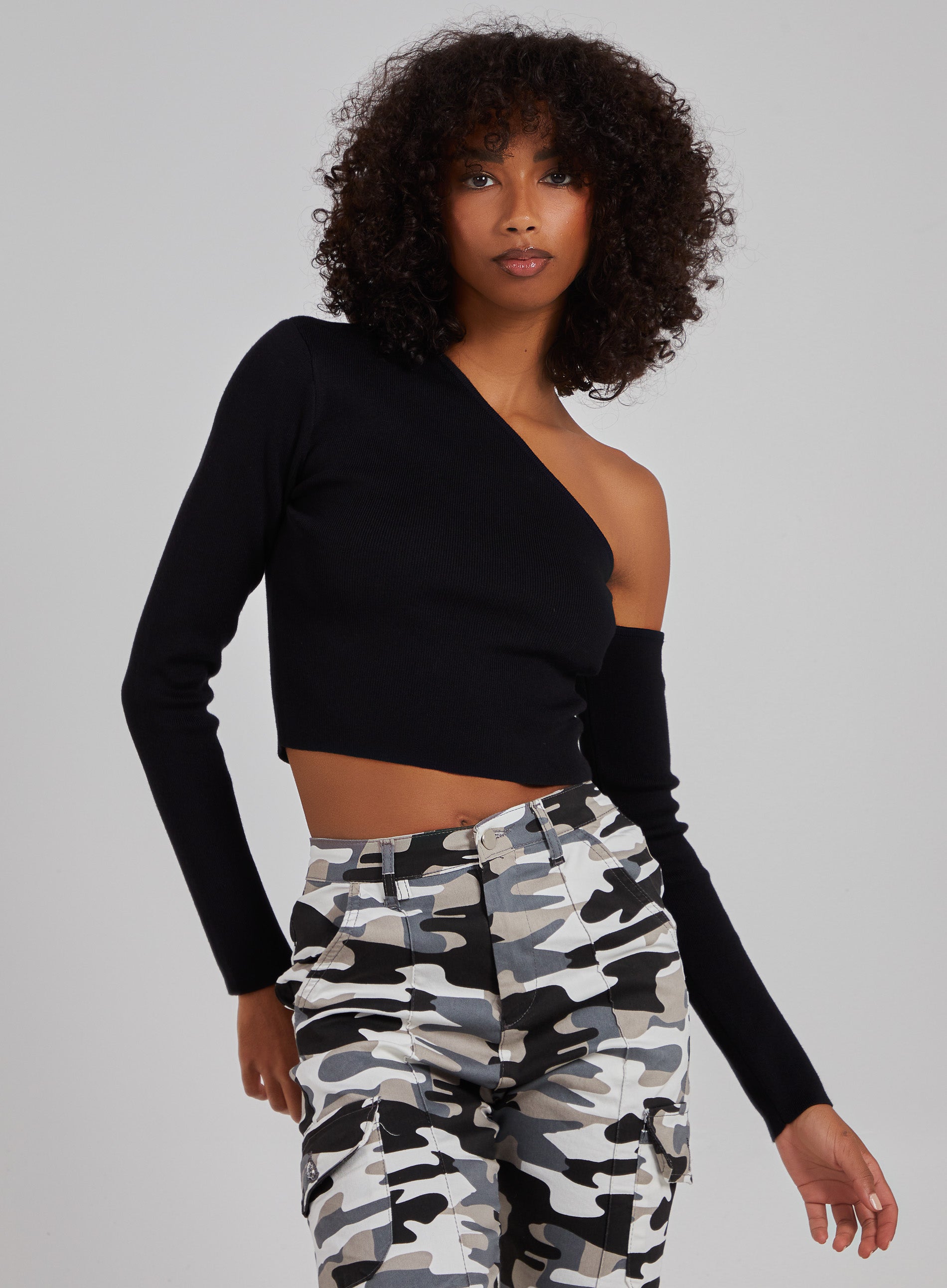 black one sleeve crop top